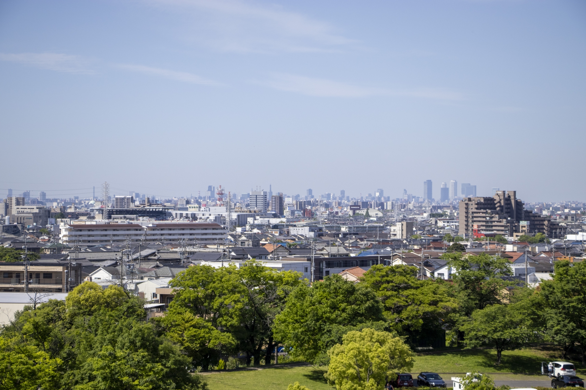 三重県の街並みと遠くに広がるビル群（三重県の住宅エリアイメージ）